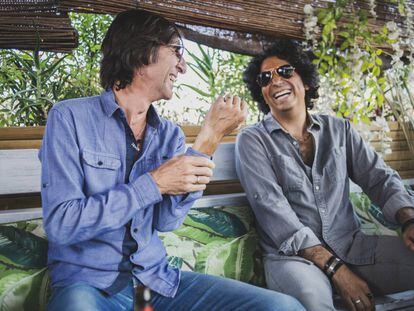 Benjamín Prado y Diego Amador en la terraza de Lemon Rock, en Granada.