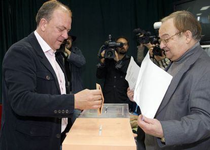 José Antonio Monago, que logro el Gobierno de Extremadura por primera vez para el PP el pasado mayo, ha votado hoy en un colegio electoral de Badajoz. Imagen facilitada por el PP.