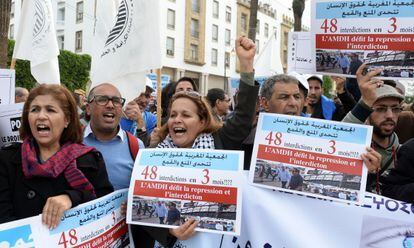 Un grupo de activistas protesta junto al Parlamento marroqu&iacute; por las restricciones a las ONG, el 16 de noviembre en Rabat