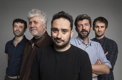 Los cinco directores nominados a los premios Goya a mejor película del año. De izquierda a derecha, Rodrigo Sorogoyen, Pedro Almodóvar, Juan Antonio Bayona, Alberto Rodríguez, y Raúl Arevalo, en la redacción de EL PAÍS.