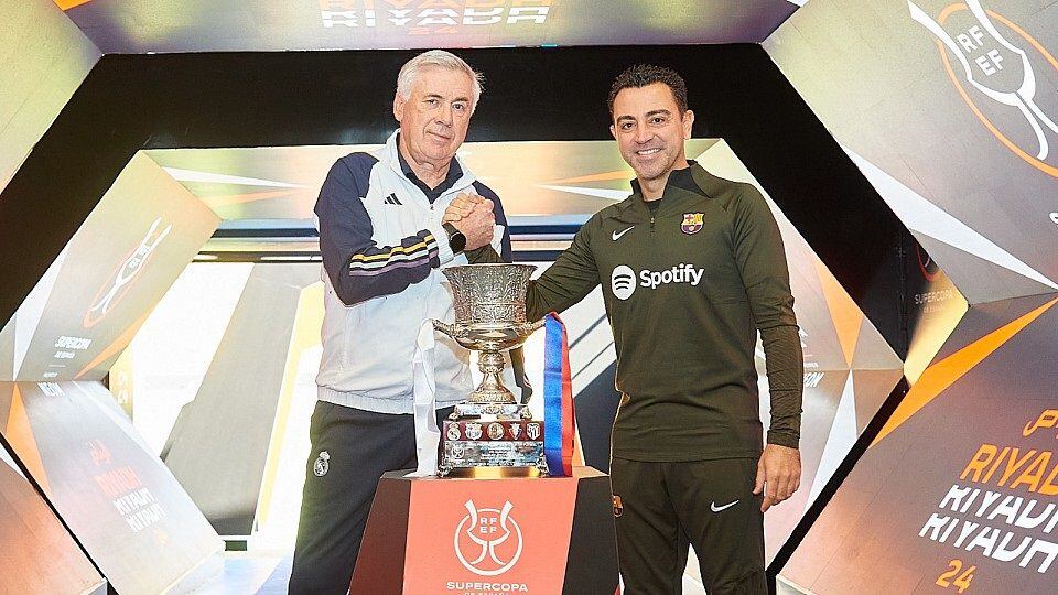 Carlo Ancelotti y Xavi Hernández, este sábado junto al trofeo de la Supercopa de España.