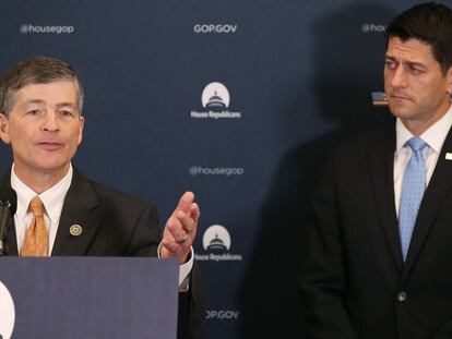 El presidente del comité de Servicios Financieros junto al líder republicano