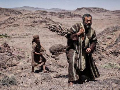 Abraham lleva a su hijo Isaac al sacrificio en una escena de 'La Biblia'