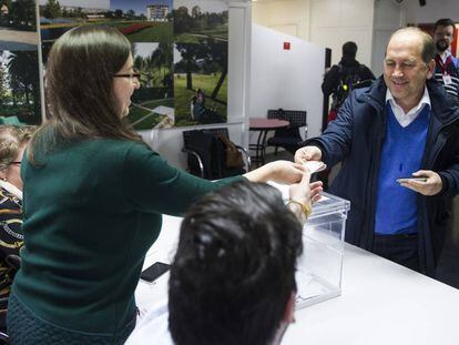 Leiceaga, durante la votaci&oacute;n del proceso de primarias en el que result&oacute; elegido como candidato a la Xunta.