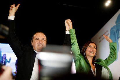 El líder del PP de Alicante, José Joaquín Ripoll, y la alcaldesa de Orihuela, Mónica Lorente, en 2008.