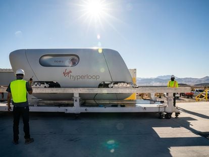 Dos operarios del Virgin Hyperloop One durante unas pruebas en el desierto de Nevada.