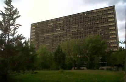 Fachada de la facultad de Ciencias Biológicas y Geológicas, en la madrileña Ciudad Universitaria, obra de Moreno Barberá.