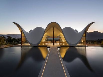 La capilla 'alada' de Bosjes, del arquitecto Coetzee Steyn, está inspirada en la orografía curvada del paisaje de Cape Dutch. |