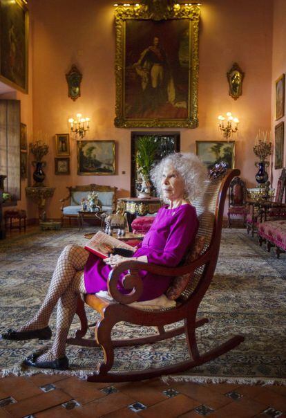 La duquesa de Alba posa durante una entrevista en el palacio de Due&ntilde;as, Sevilla, en abril de 2013