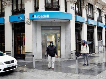 Oficia del Banco Sabadell en una céntrica calle de Madrid. 
