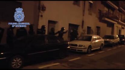Imágenes cedidas por la Policía Nacional sobre la operación contra los sospechosos de participar en los incidentes de la cumbre del G-20 en Hamburgo.