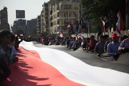Manifestantes portan una gran bandera de Egipto durante las protestas contra el Mohamed Mursi, 1 de julio de 2013.
