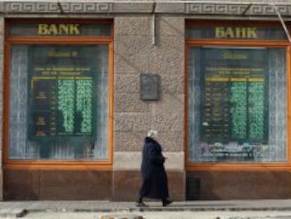 Coitzaciones de divisas en un banco en Kiev.