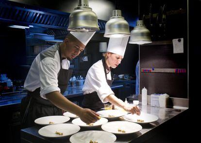 Dos cocineros, en plena faena en las cocinas del restaurante de los hermanos Roca, preparando el menú servido para este reportaje el pasado día 9.