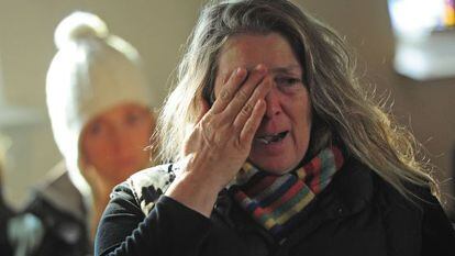 Una mujer llora en un servicio en una iglesia episcopaliana en Newtown.