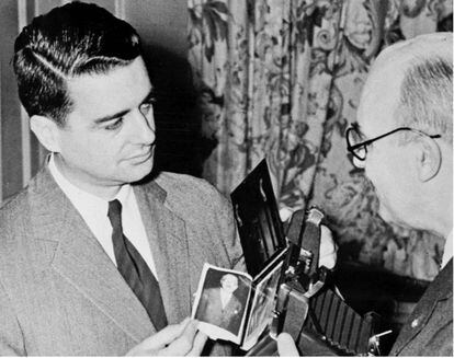 La fotografía instantánea ha cumplido 70 años gracias a Edwin Land (izquierda)