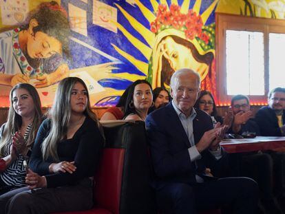 El presidente aplaude en un evento de su campaña en el restaurante mexicano El Portal, de Phoenix, Arizona.