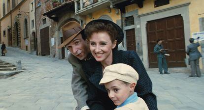 Roberto Benigni, Nicoletta Braschi y Giorgio Cantarini, en un fotograma de 'La vida es bella'. 