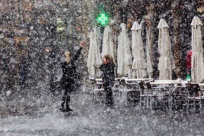 Dues persones entre la neu en un carrer de Terol.