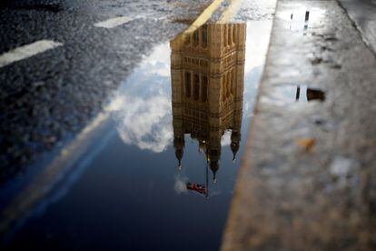 El palacio de Westminster, reflejado en un charco en el centro de Londres.