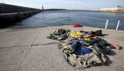 Las barquitas de juguete que utilizaron los inmigrantes rescatados ayer en las costas de Tarifa (C&aacute;diz).