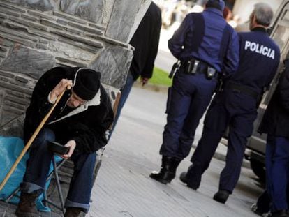 Un mendigo, en una calle de A Coruña