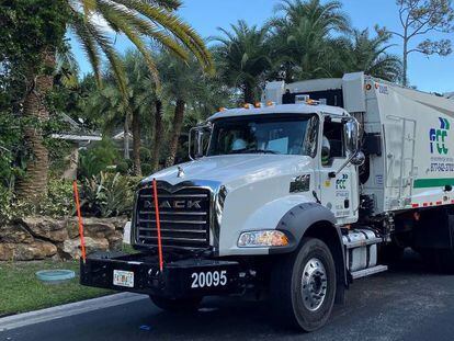 Un camión de FCC para la recogida de residuos urbanos en Palm Beach (Florida, EE UU).