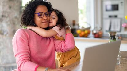 Una madre y su hija mientras teletrabaja.