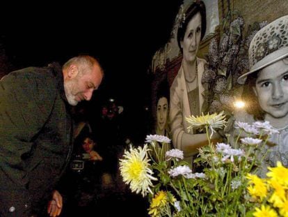 El arquitecto Vitaly Kal&oacute;yev visita la tumba de su esposa y sus dos hijos en el cementerio de Vladikavkaz.