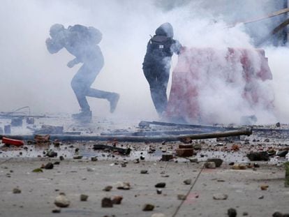 Manifestantes se enfrentan con la policía en Bogotá.