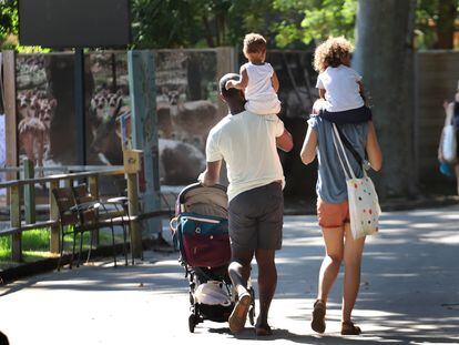 Una familia pasea por el zoo de Barcelona, en una imagen de 2020.
