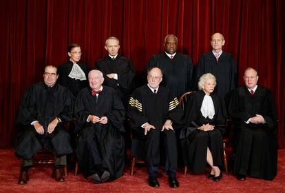 Ruth Bader Ginsburg y Sandra Day O’Connor decidieron personalizar sus togas. En la imagen, ambas con sus compañeros del Supremo en 2003.