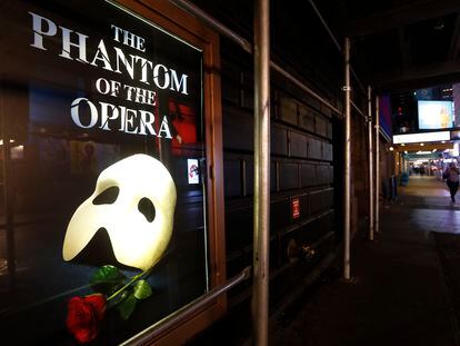 Un cartel de 'El fantasma de la ópera' en el teatro Majestic de Nueva York.
