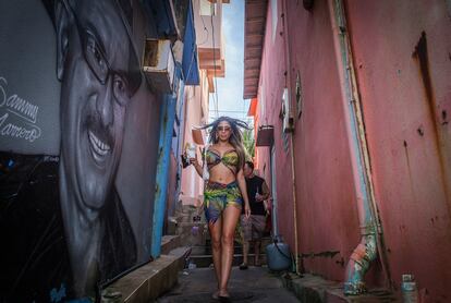 Un callejón en San Juan con un mural de Sammy Marrero, cantante de la icónica
orquesta de salsa La Selecta.