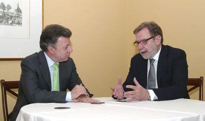 Juan Manuel Santos, presidente de Colombia junto con el consejero delegado del Grupo Prisa y presidente del diario El País, Juan Luis Cebrián.