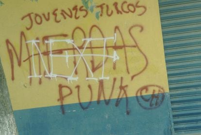 Un grafiti de la banda de 'El Iti' en las calles de Ciudad Nezahualcóyotl, Estado de México en el año 1991.
