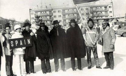 Los esquiadores &Aacute;ngel Baranda, Conchita Puig, Aurelio Garc&iacute;a y Paquito con los sombreros en Sapporo.