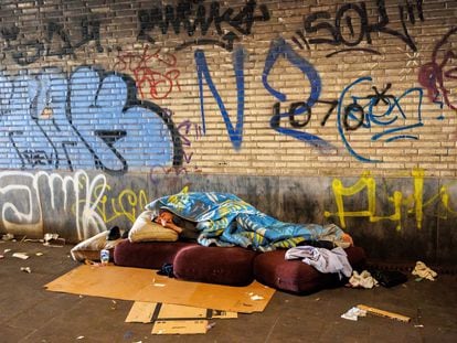 Un migrante dormía el pasado 31 de agosto en un túnel bajo las vías de tren en Bruselas.