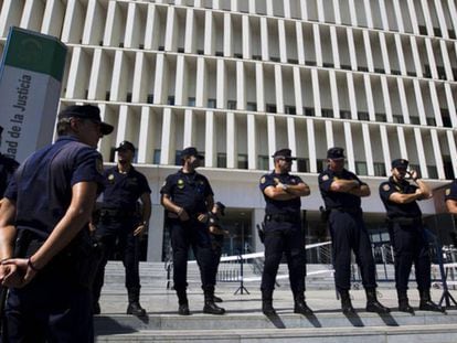 Agentes de la Policía Nacional, ante la sede de la Audiencia Provincial de Málaga. 