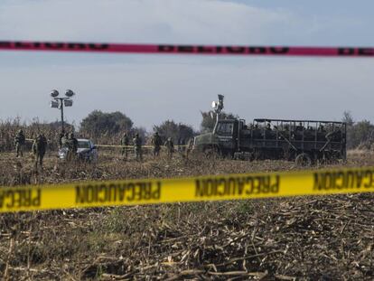 Militares trabajan en la escena del siniestro