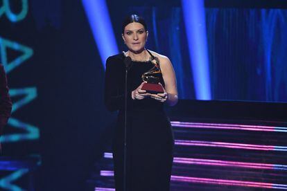 La cantante Laura Pausini después de recibir el premio a Mejor Álbum Vocal Pop Tradicional.