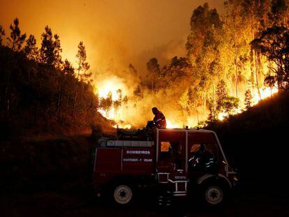 Almenys 62 morts i 54 ferits en un incendi forestal a Portugal