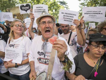 Afectados por el cierre de clínicas IDental se manifiestan frente al Ministerio de Sanidad el pasado día 18.