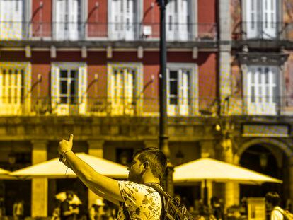Un hombre se saca un selfi en una plaza de Madrid.
