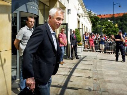 Bert van Marwijk abandona el hotel, después de que Holanda fuese eliminada de la Eurocopa.