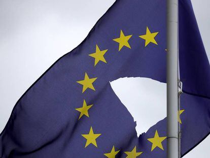 Una bandera de la UE agujereada