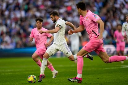 Nacho en la jugada del tercer gol del partido entre el Real Madrid y el Espanyol, en el Santiago Bernabéu este sábado.