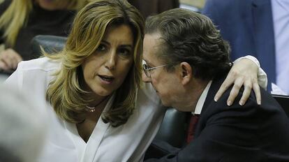 Susana Díaz conversa con Emilio Llera en el debate sobre su reprobación.