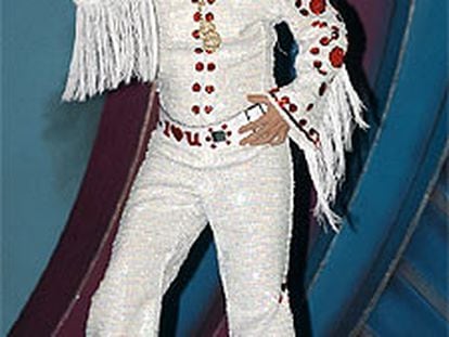El alcalde de Las Palmas de Gran Canaria, José Manuel Soria, caracterizado de Elvis Presley, baila un rock durante la celebración del Pregón del Carnaval 2003 de la ciudad.