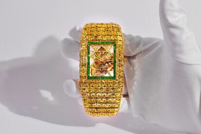 Jacob & Co. presentó en Ginebra su modelo Billionarie Timeless Treasure valorado en 20 millones de dólares (unos 18,5 millones de euros). Este reloj-joya está compuesto por 425 diamantes amarillos, que en bruto sumaban 880 quilates, pero que finalmente se han quedado en 216 al cortarlos para ajustarlos a la talla Asscher. Tiene, además otros 57 diamantes de talla baguette, que complementan el movimiento tourbillon del esqueleto, y 76 tsavoritas de talla esmeralda.